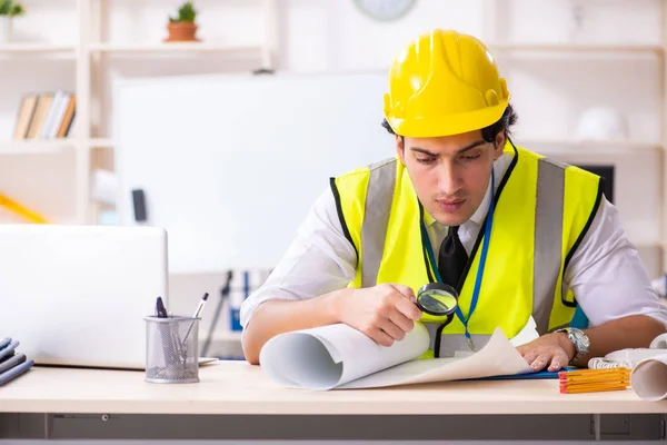 Ingeniero de construcción masculino trabajando en la oficina — Foto de Stock