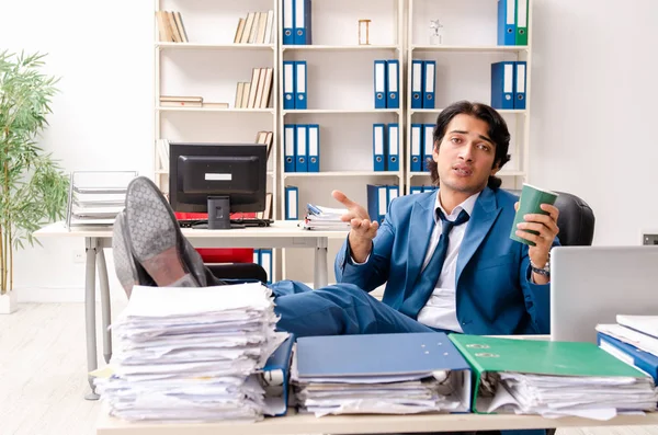 Jeune beau employé occupé assis au bureau — Photo