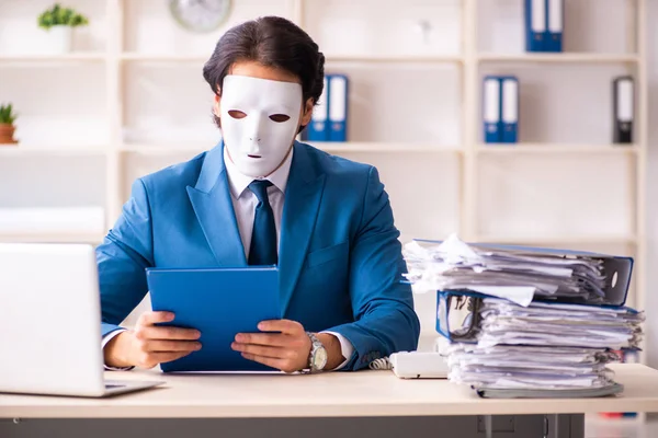 Empregado masculino no escritório em conceito de espionagem industrial — Fotografia de Stock