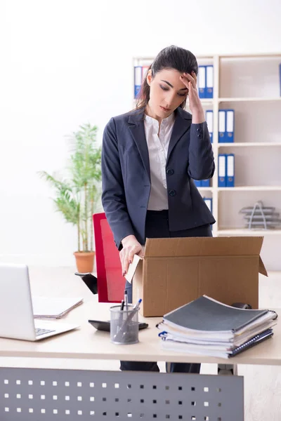 Junge Mitarbeiterin wird von ihrer Arbeit entlassen — Stockfoto