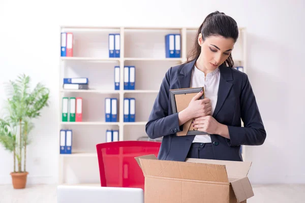 Junge Mitarbeiterin wird von ihrer Arbeit entlassen — Stockfoto