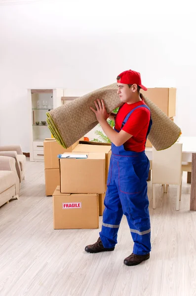 Молодой подрядчик с коробками работает в помещении — стоковое фото