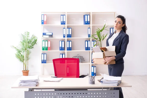 Junge Mitarbeiterin wird von ihrer Arbeit entlassen — Stockfoto