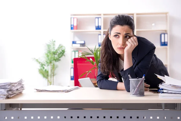 Junge Mitarbeiterin wird von ihrer Arbeit entlassen — Stockfoto