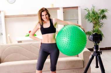 Genç güzel kız blogger egzersizleri evde yapıyor