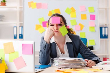 Çelişkili öncelik kavramında genç bayan çalışan 