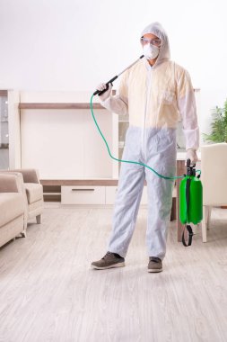 Evde çalışan haşere kontrol müteahhidi. 