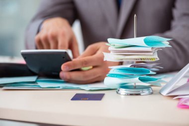 Bütçe planlama konseptinde genç yakışıklı işadamı 