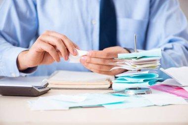 Bütçe planlama konseptinde genç yakışıklı işadamı 