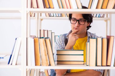 Erkek öğrenci kütüphanede sınava hazırlanıyor 