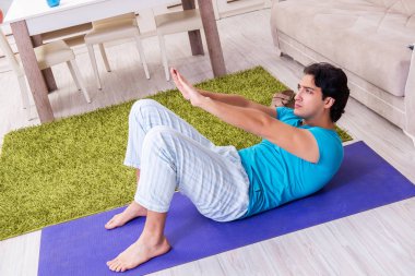 Yakışıklı delikanlı sabah egzersizleri yapıyor 