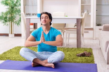 Yakışıklı delikanlı sabah egzersizleri yapıyor 