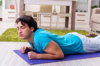 Yakışıklı delikanlı sabah egzersizleri yapıyor 