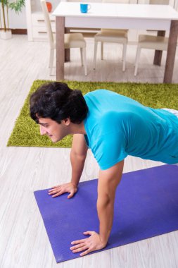 Yakışıklı delikanlı sabah egzersizleri yapıyor 