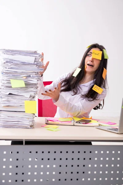 Junge Arbeitnehmerin in widersprüchlichem Prioritätenkonzept — Stockfoto