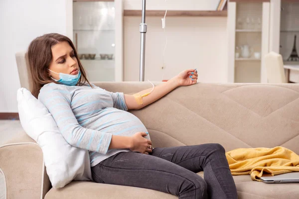 Sjuk gravid kvinna som lider hemma — Stockfoto