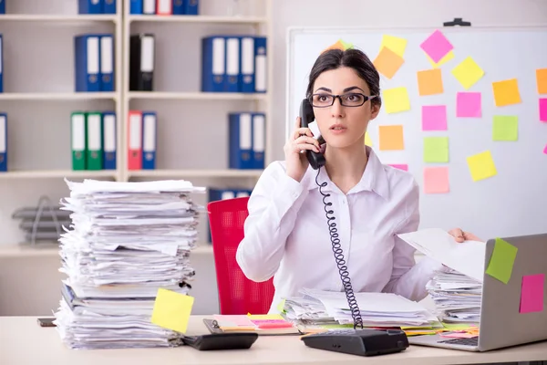 Junge Arbeitnehmerin in widersprüchlichem Prioritätenkonzept — Stockfoto