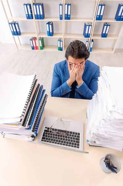 Joven hombre de negocios guapo infeliz con el trabajo excesivo — Foto de Stock