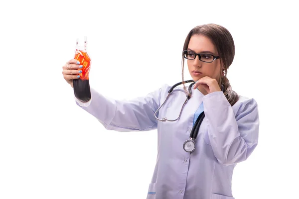 Jeune femme médecin avec sac de sang isolé sur blanc — Photo