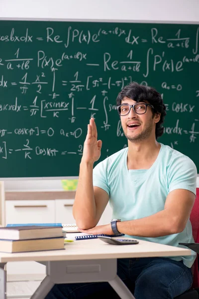 Ung manlig student matematiker framför svarta tavlan — Stockfoto