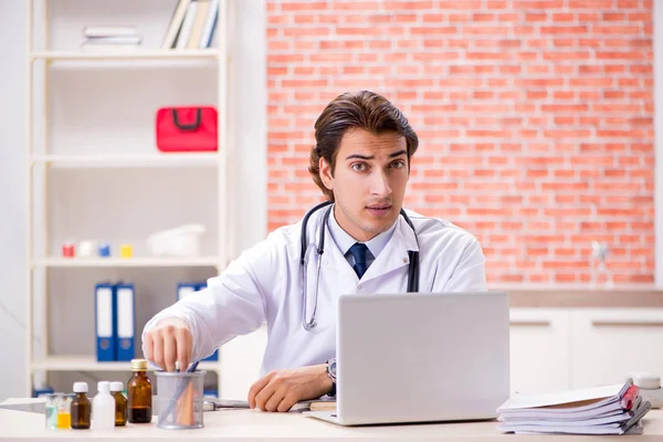 Jovem médico que trabalha no hospital — Fotografia de Stock