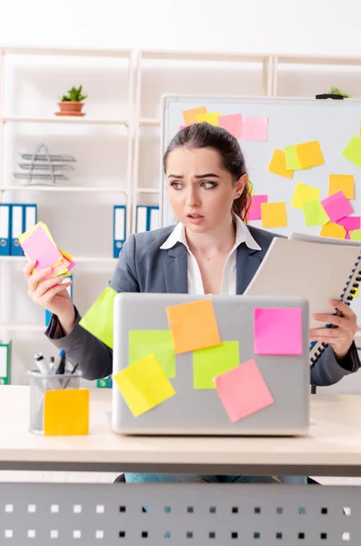 Junge Arbeitnehmerin in widersprüchlichem Prioritätenkonzept — Stockfoto