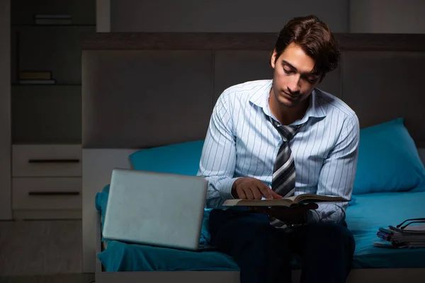 Uomo d'affari stanco che fa gli straordinari a casa di notte — Foto Stock