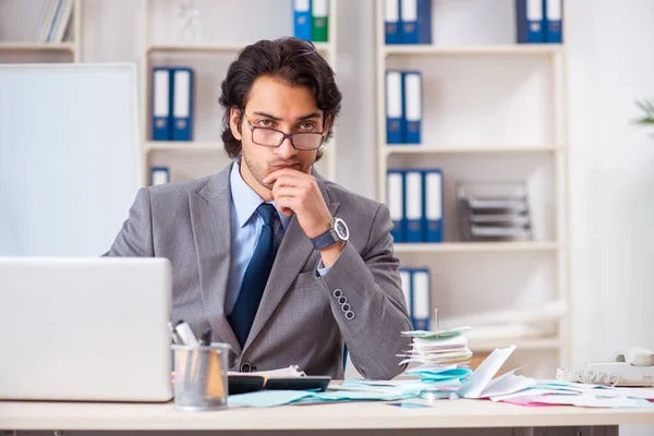 Ung stilig affärsman i budgetplanering koncept — Stockfoto