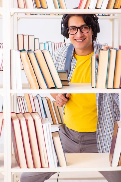 Estudante do sexo masculino se preparando para exames na biblioteca — Fotografia de Stock