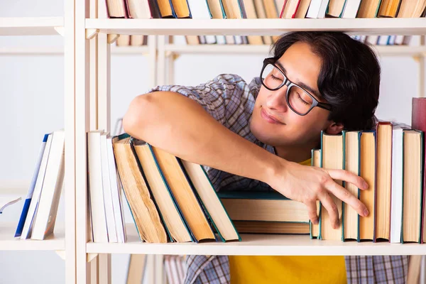 Estudante do sexo masculino se preparando para exames na biblioteca — Fotografia de Stock