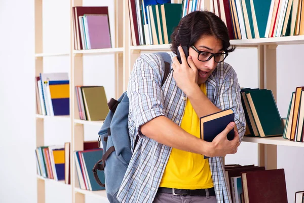 Estudiante masculino preparándose para exámenes en la biblioteca —  Fotos de Stock