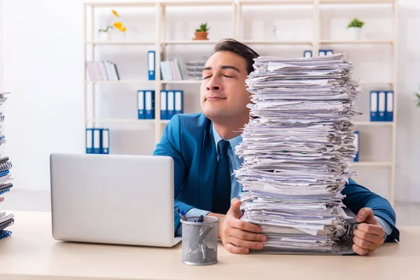 Jovem empresário bonito infeliz com trabalho excessivo — Fotografia de Stock