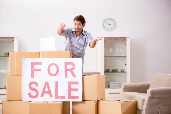 Joven ofreciendo casa para la venta y mudarse — Foto de Stock