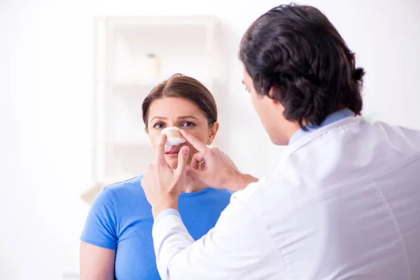 Mulher visitando médico masculino para cirurgia plástica — Fotografia de Stock