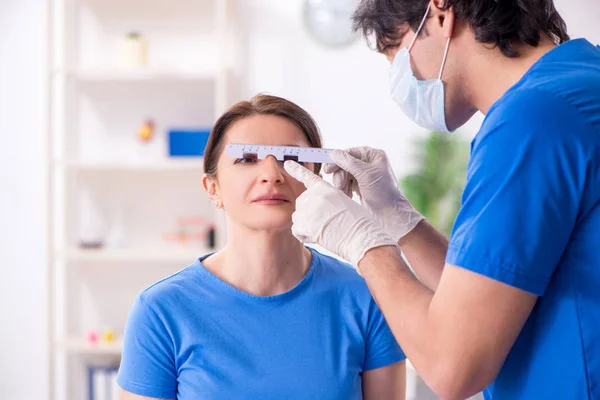 Donna in visita medico maschile per la chirurgia plastica — Foto Stock