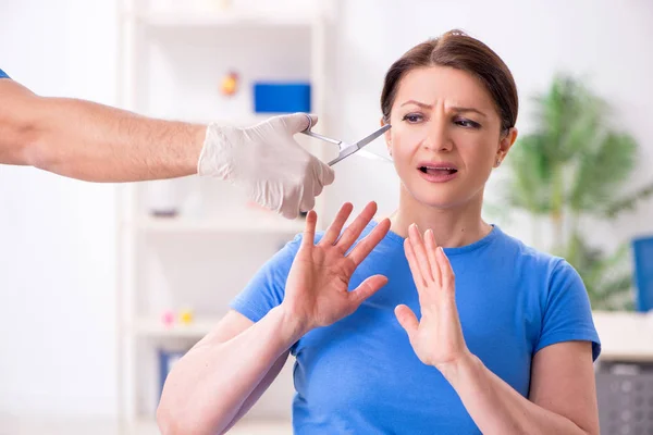 Mujer visitando médico masculino para cirugía plástica — Foto de Stock