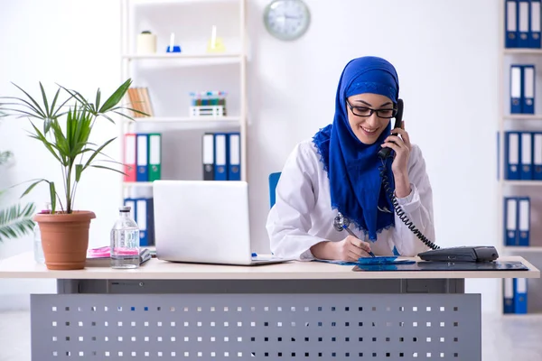 Arabische vrouwelijke arts werkzaam in de kliniek — Stockfoto