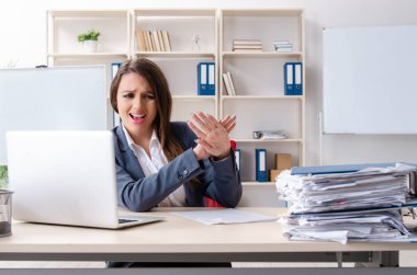 Güzel kadın işçiye aşırı çalışma ile mutsuz 