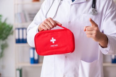 İlk yardım çantası ile erkek doktor 