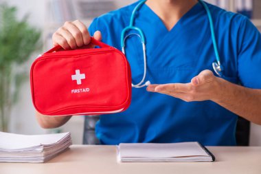 İlk yardım çantası ile erkek doktor 