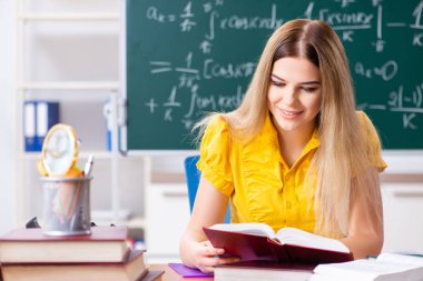 Kara tahta önünde genç kız öğrenci  