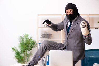 Erkek gangster ofisten bilgi çalıyor. 
