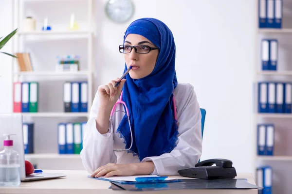 Arabe femme médecin travaillant dans la clinique — Photo