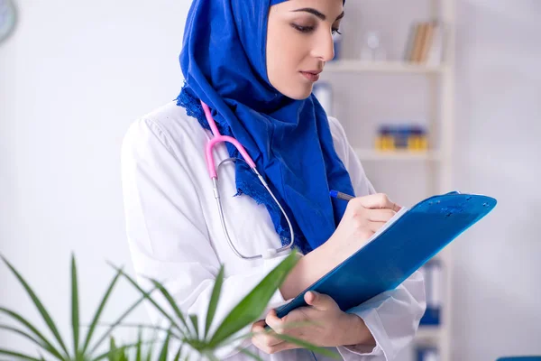 Árabe médico feminino que trabalha na clínica — Fotografia de Stock