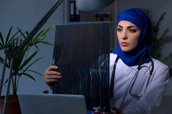 Arabe femme médecin travaillant à la clinique la nuit — Photo