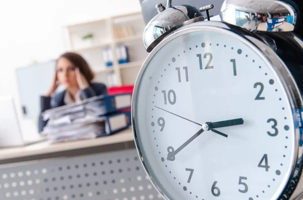 Bela funcionária infeliz com excesso de trabalho — Fotografia de Stock