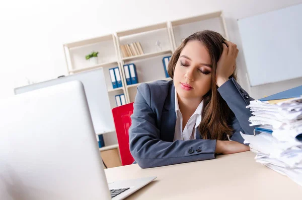 Bela funcionária infeliz com excesso de trabalho — Fotografia de Stock