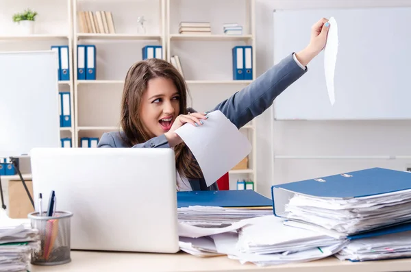 Schöne weibliche Angestellte unzufrieden mit exzessiver Arbeit — Stockfoto