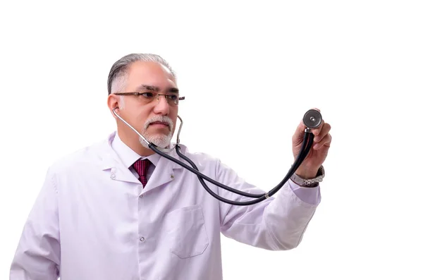 Viejo médico masculino aislado en blanco — Foto de Stock