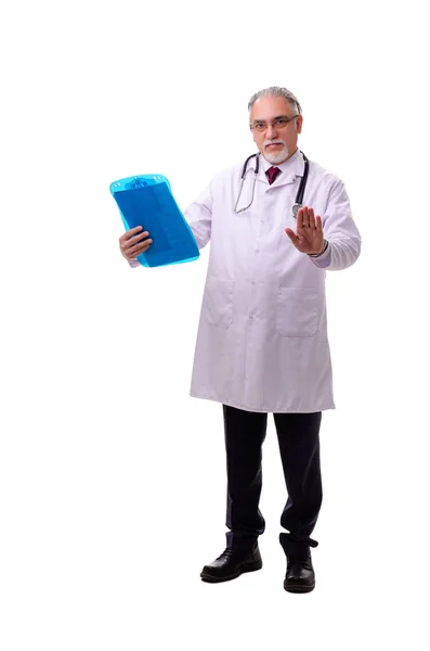 Vieux médecin masculin isolé sur blanc — Photo